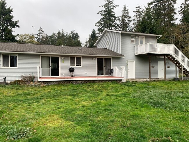 Building Photo - Lovely Home with Massive fenced yard and S...