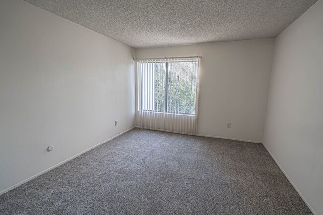 Building Photo - Cozy 2 Bedroom Condo in Valencia!