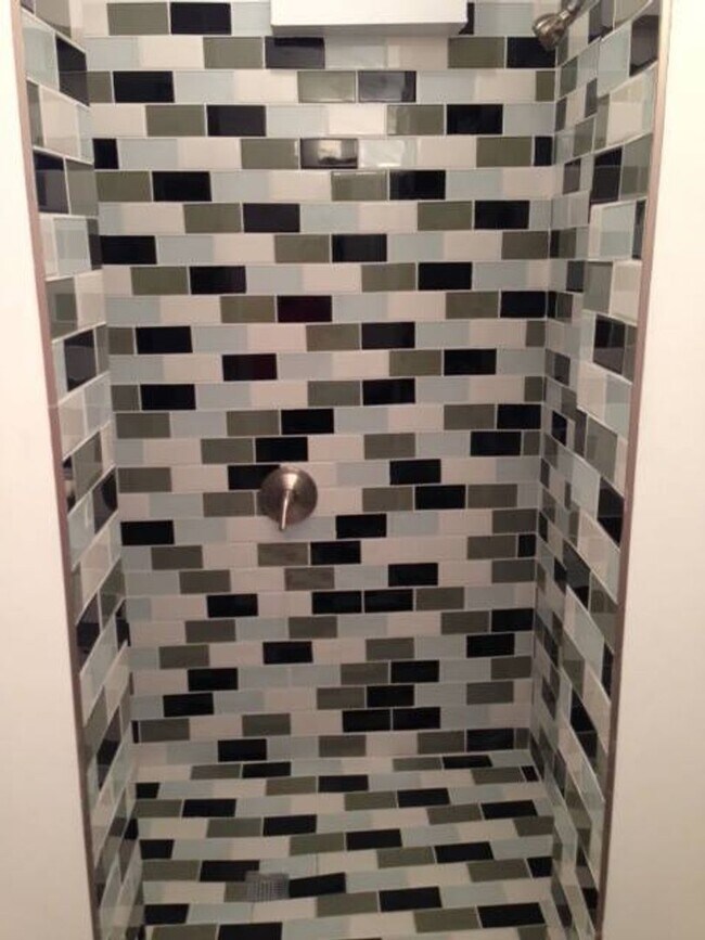 Building Photo - Beautiful 3 bed, 1 bath luxury apartment South Side Flats