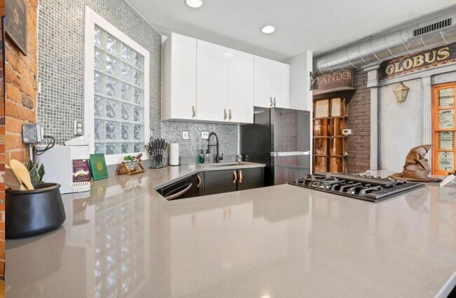 Building Photo - 974 N High St