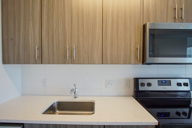 Building Photo - Sellwood-Modern Top Floor 1Bdr w/Floor-to-Ceiling Windows + Pet OK!