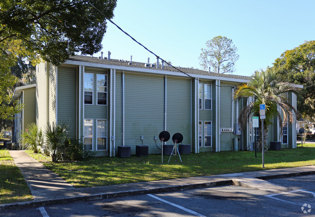 Building Photo - Pine Gardens