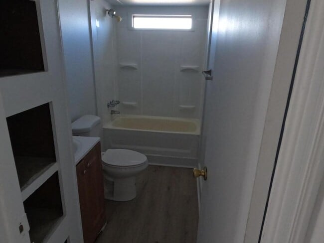 Building Photo - 806 Dawn Ln