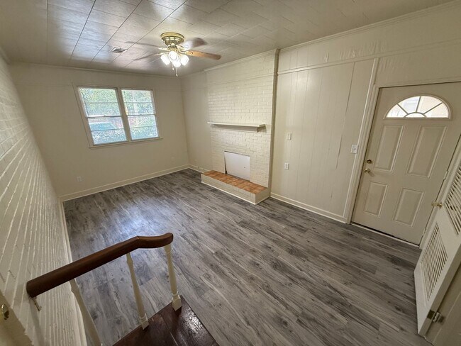 Building Photo - Spacious 3 Bedroom House