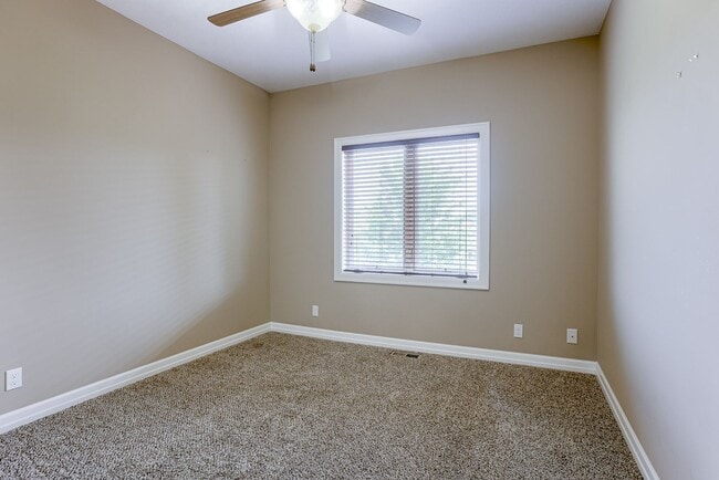 Building Photo - Beautiful 4 Bedroom In Shadow Lake!!