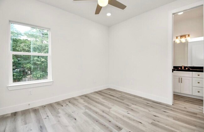 Building Photo - 6555 Sealey St