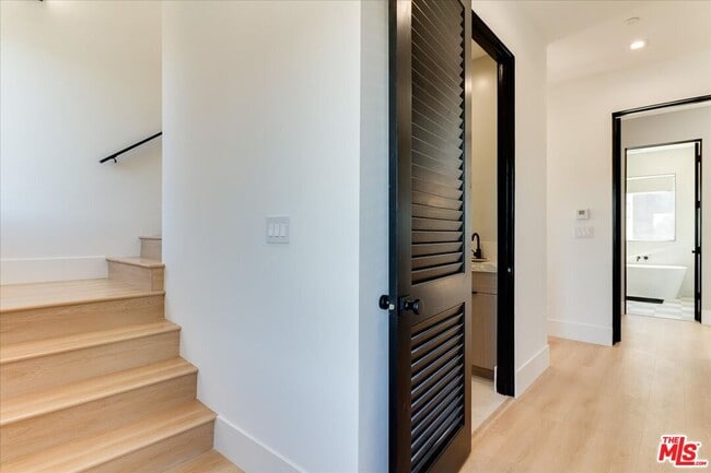 Building Photo - 2034 S Curson Ave