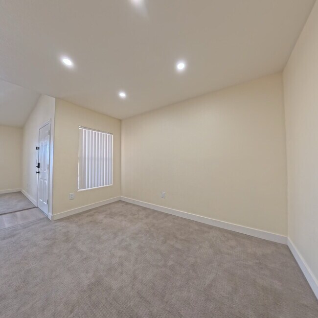 Building Photo - Charming 2nd Floor Unit In Gated Community!