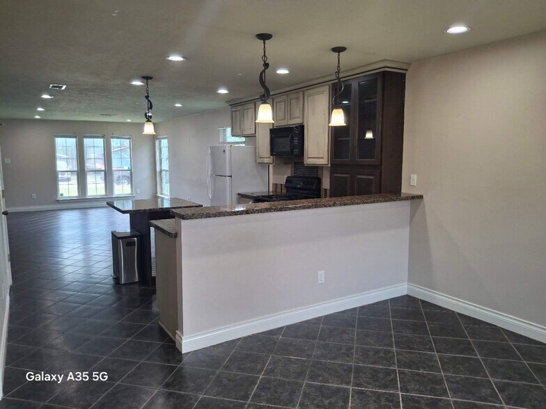 Building Photo - 129 Richards St