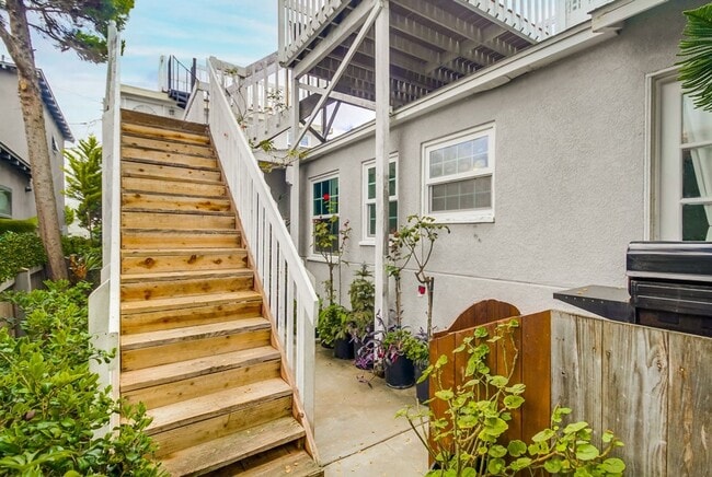 Building Photo - Price drop! Cozy Home Between Mission Beach and Mission Bay with Parking and Rooftop Deck!