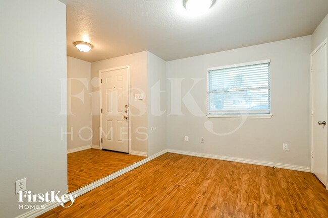 Building Photo - 302 Shorewood Dr