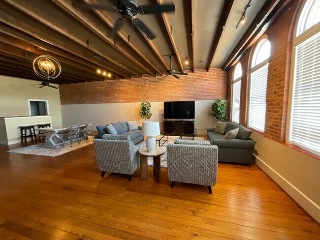 Building Photo - 305 Virginia Ave