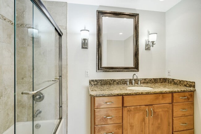 Building Photo - 2 bedroom 2 bathroom condo in Uptown District!