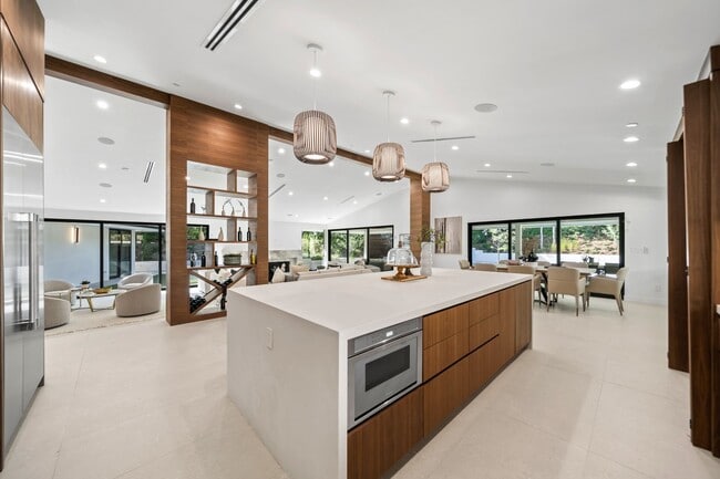 Building Photo - 16105 Clear Oak Dr