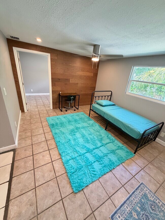 Building Photo - 2301 Trelain Dr S
