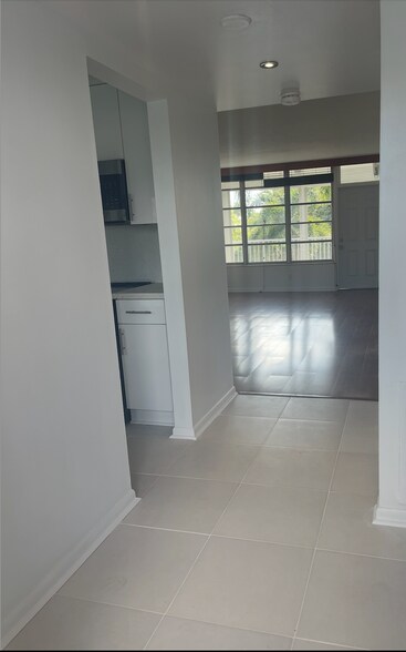 Building Photo - 3181 S Ocean Dr