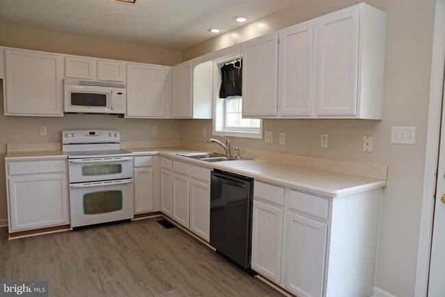 Building Photo - 307 Dinali Dr