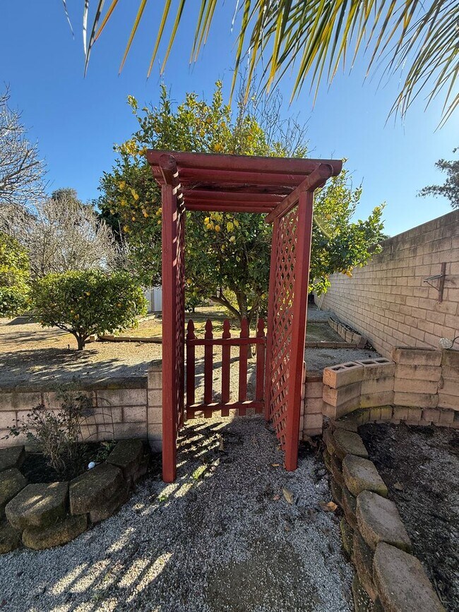 Building Photo - 2441 Iron Ridge Ct