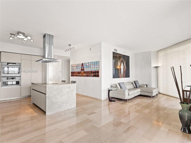 Building Photo - 1300 Brickell Bay Dr