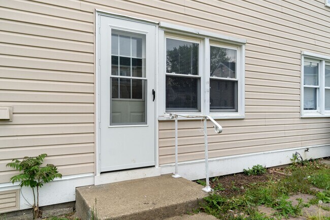Building Photo - 3 Bedroom with Central AC
