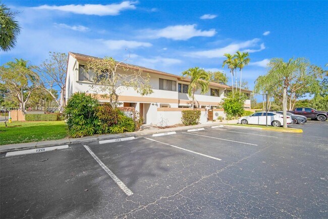 Building Photo - 4250 SW 70th Terrace