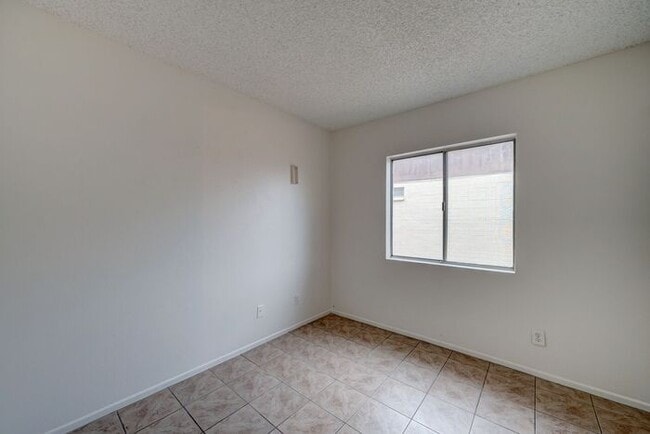 Building Photo - -$500 OFF FIRST MONTH RENT-READY TO VIEW NOW! 4 Bedroom 2 Bath Home in Phoenix!