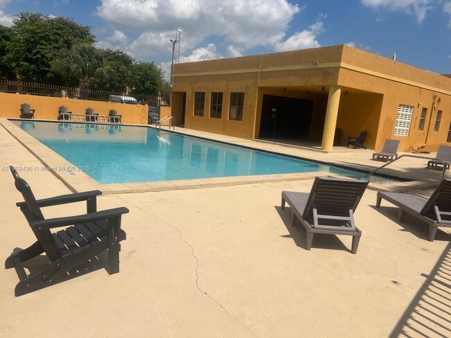 Building Photo - 686 NW 114th Ave