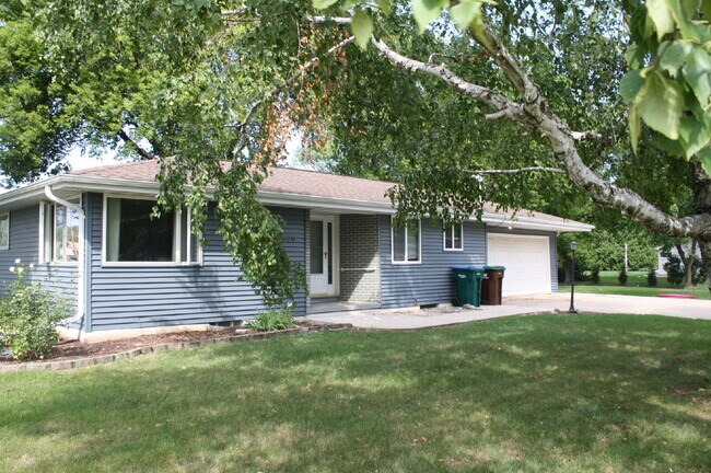 Building Photo - 3 Bedroom Ranch in Appleton