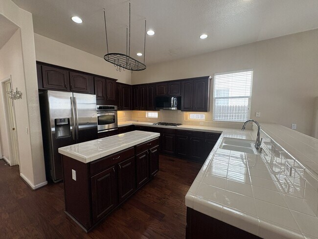 Building Photo - 5637 Lilyview Way