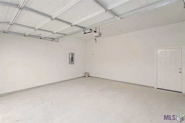 Building Photo - Charming 2-bedroom, 2-bath rental home in Baton Rouge, conveniently located near LSU