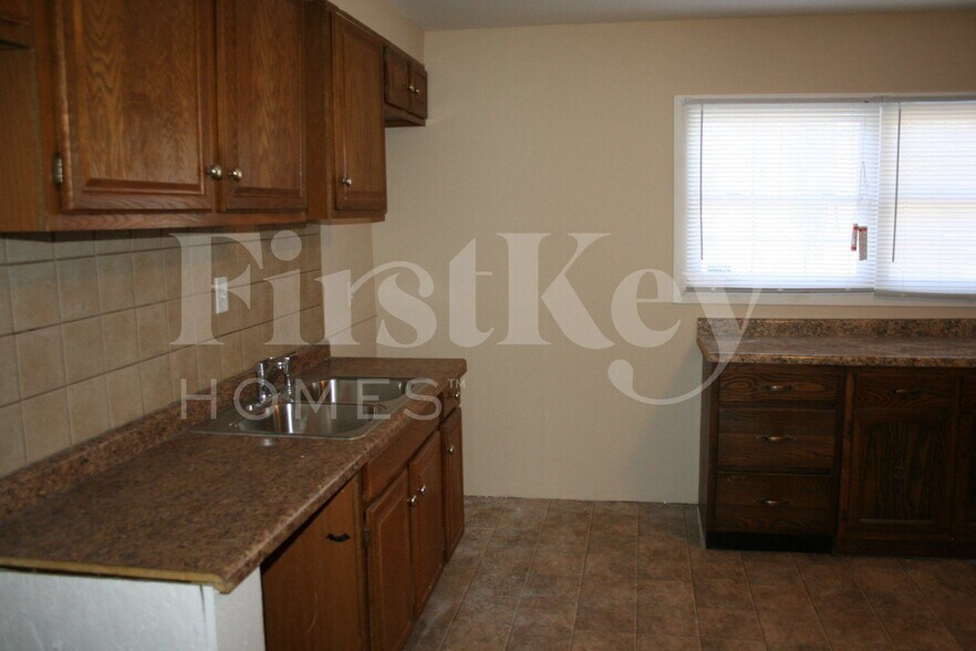 Building Photo - 9538 E 39th St