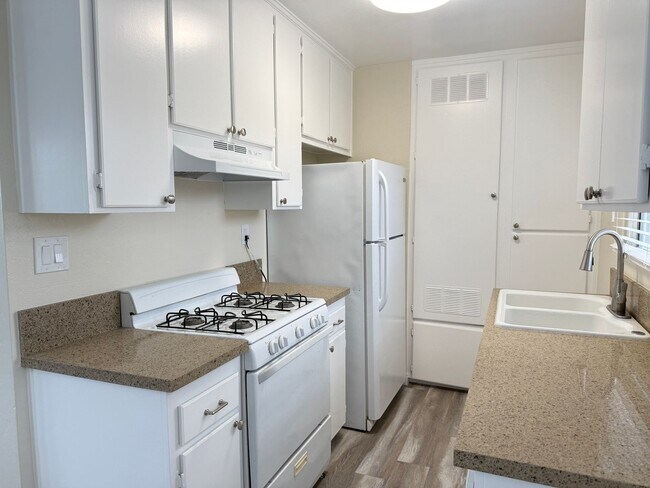 Building Photo - Charming, Refreshed Pacific Beach 1-Bedroo...