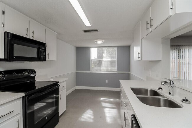 Building Photo - 1600 Taylorwood Dr