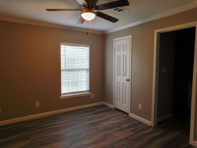 Building Photo - 107 Varsity Dr