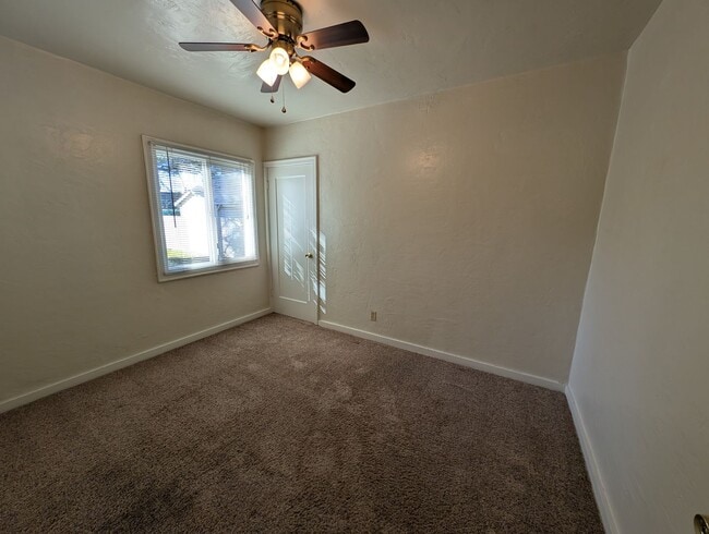 Building Photo - 3 Bedroom 1 Bath Near Redding Library