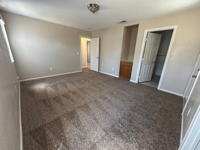 Building Photo - Remodeled 3 bed/2 bath home close to shopping
