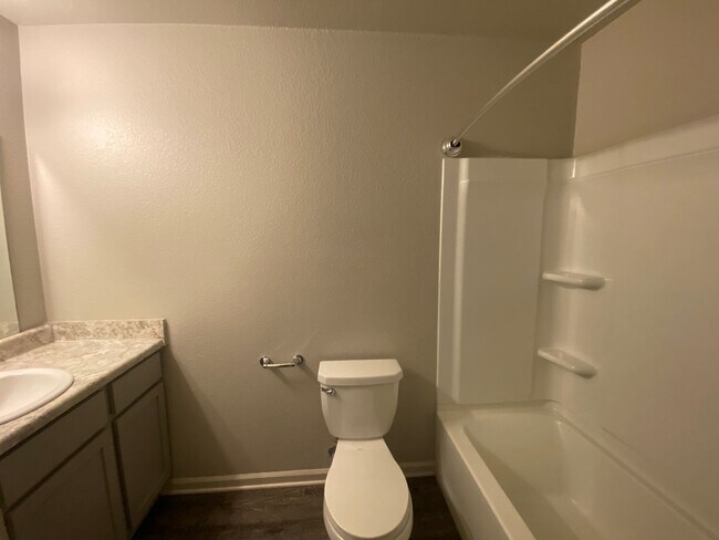 Building Photo - Clean 3bed/2 bath Home!