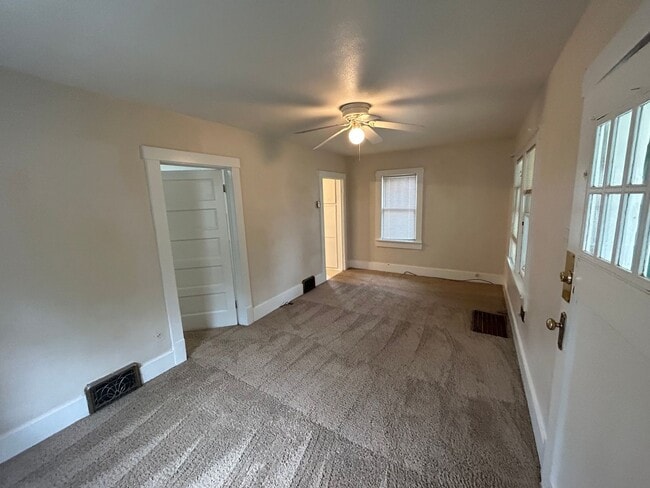 Building Photo - Charming 2 bedroom 1 bath home!