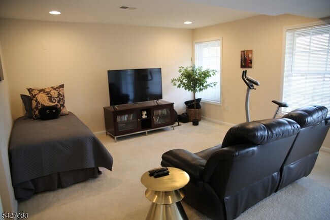 Building Photo - 18 Rosewood Ct