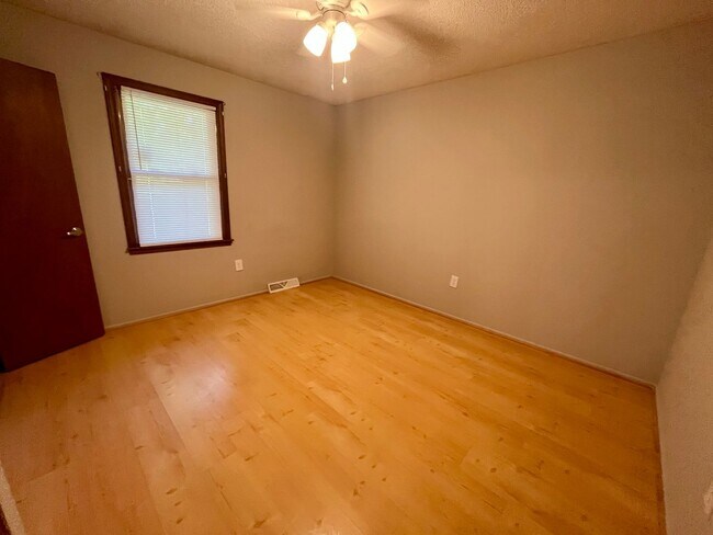 Building Photo - 3 Bedroom 2 Bath Ranch Style House in Pendleton