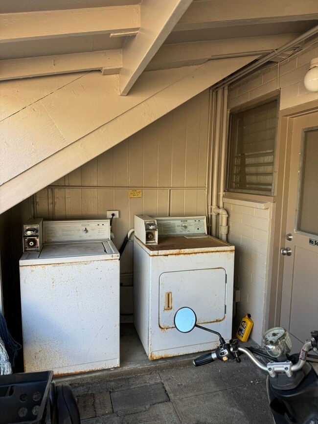 Building Photo - Maunawai Apts