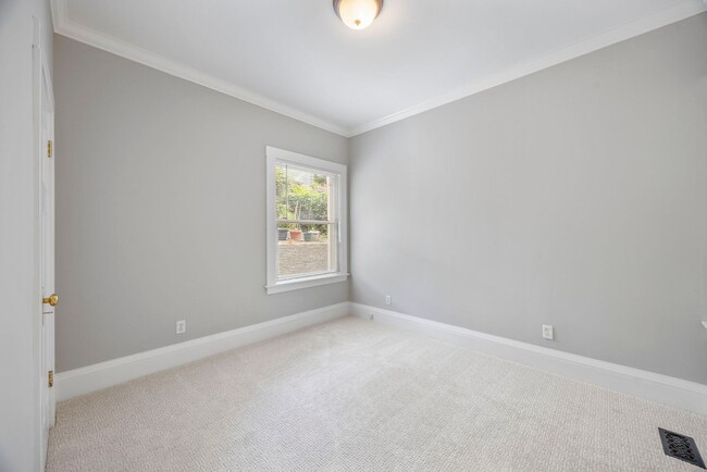 Building Photo - Sun Soaked 2 bedroom 1 bath unit off Piedm...
