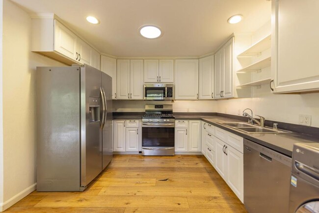 Building Photo - 325 El Conejo Dr