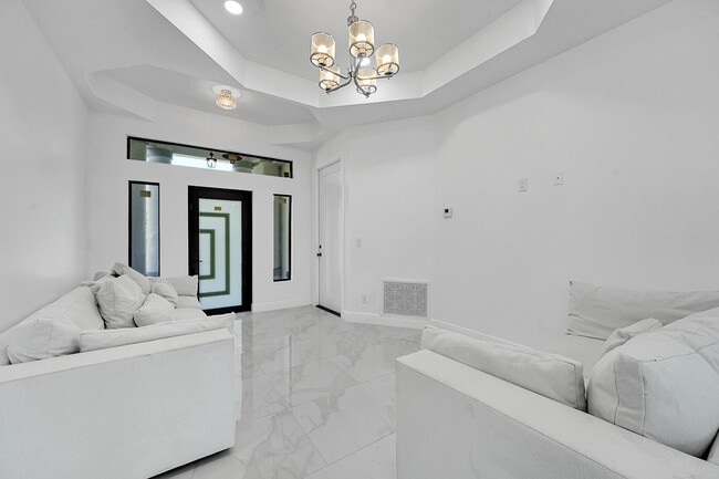 Building Photo - 6607 Deland Ave