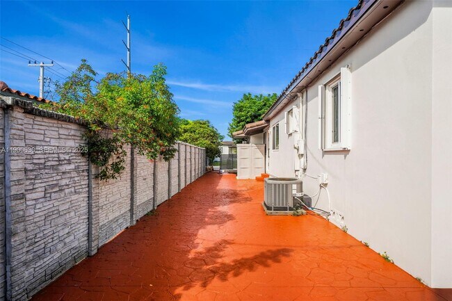 Building Photo - 6150 SW 15th St