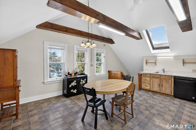 Building Photo - 339 Willow St