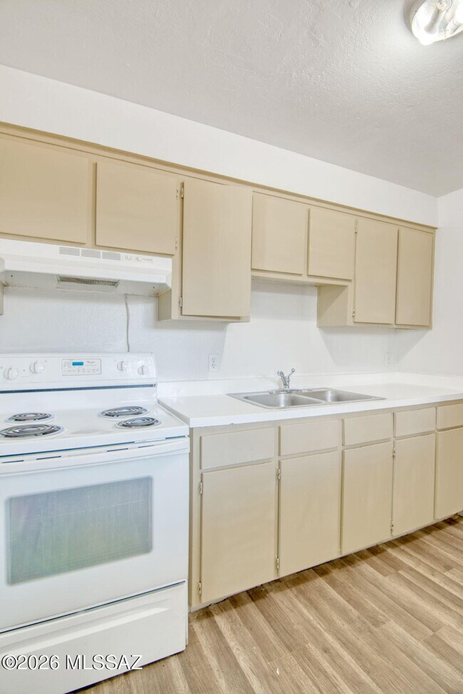 Building Photo - 5653 E 28th St