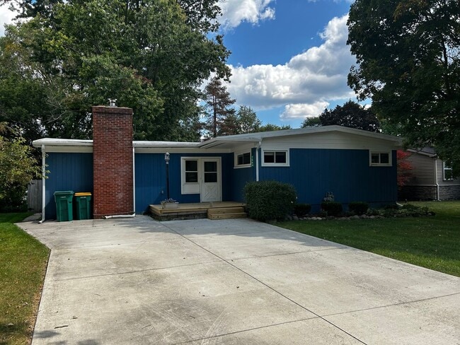 Primary Photo - Dexter House for Rent - Walking Distance t...