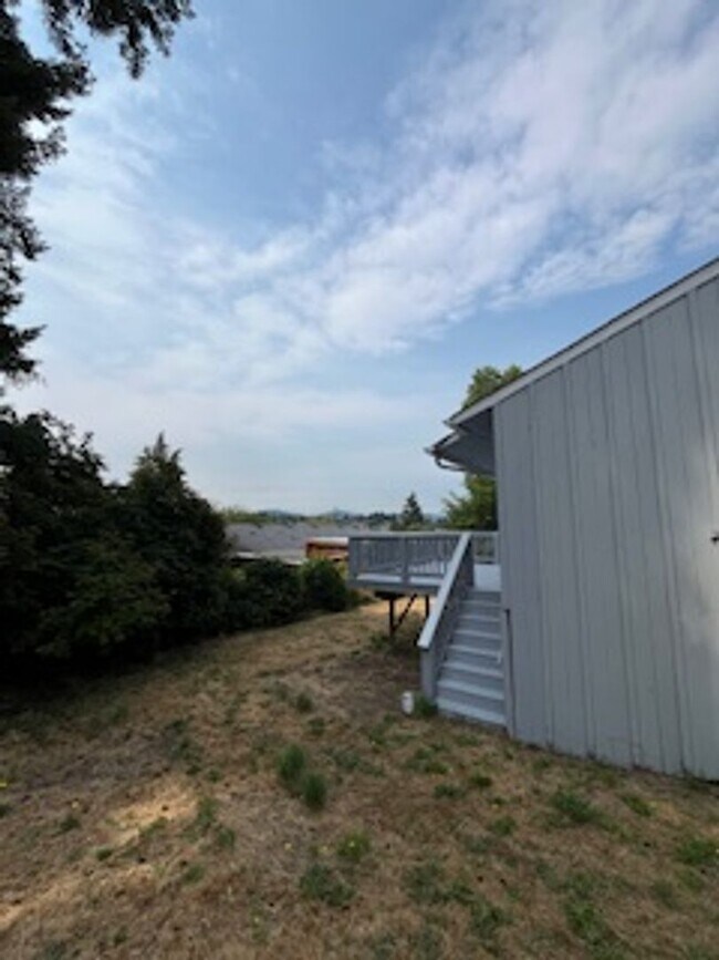 Building Photo - Elm Duplex