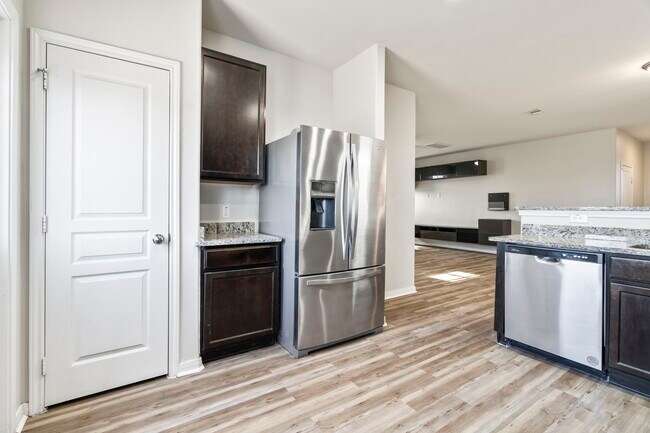 Building Photo - 914 Canyon Hill Ln